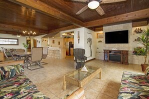 Deluxe Penthouse, 3 Bedrooms, Non Smoking, City View | Living area | 50-inch flat-screen TV with cable channels, TV, fireplace