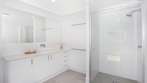 Badekar, gratis toiletartikler, hårtørrer, håndklæder