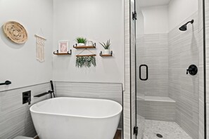 Combined shower/bathtub, hair dryer, towels, soap - Sleeps 8, Steps to Rosemary, heated pool, deeded beach access, shopping, dining! (Seacrest)