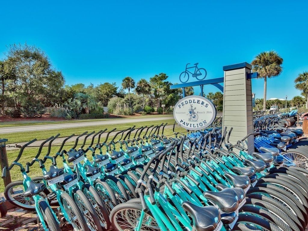 Un point de location de vélos avec une enseigne indiquant « Pavillon des cyclistes » et un symbole représentant un vélo.