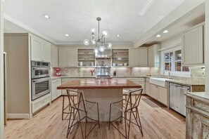 Fridge, microwave, oven, stovetop - Fritzie at Town Creek - 1.5 Blks off Main (Fredericksburg)