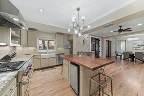 Fridge, microwave, oven, stovetop - Fritzie at Town Creek - 1.5 Blks off Main (Fredericksburg)