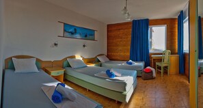 4 habitaciones, tabla de planchar con plancha y cuna de viaje 