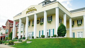Un hôtel dont l’enseigne, bien visible, porte l’inscription « Big Parke St. James ».