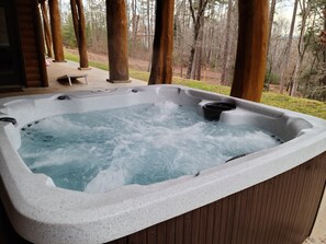 Un bain à remous avec vue sur une zone boisée.
