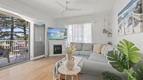 Smart TV - Beachcomber Unit 2, 7 Dingle Ave (KINGS BEACH)