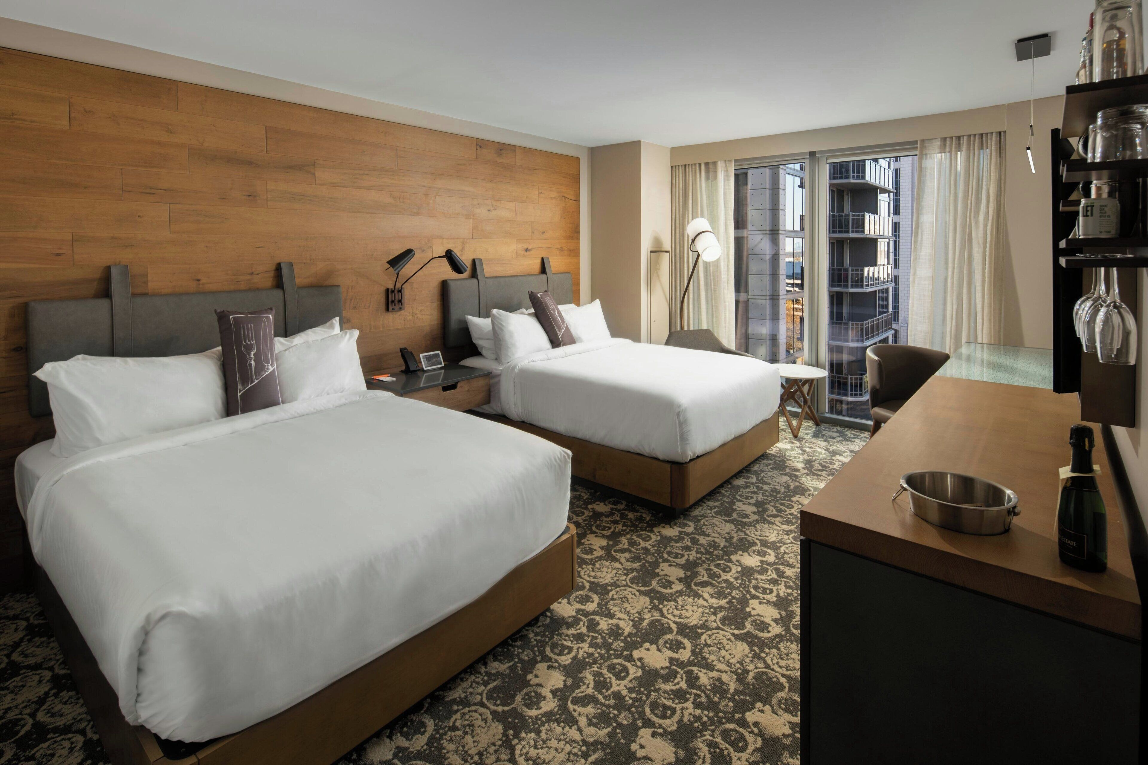 Roupas de cama premium, frigobar, cofres nos quartos, escrivaninha