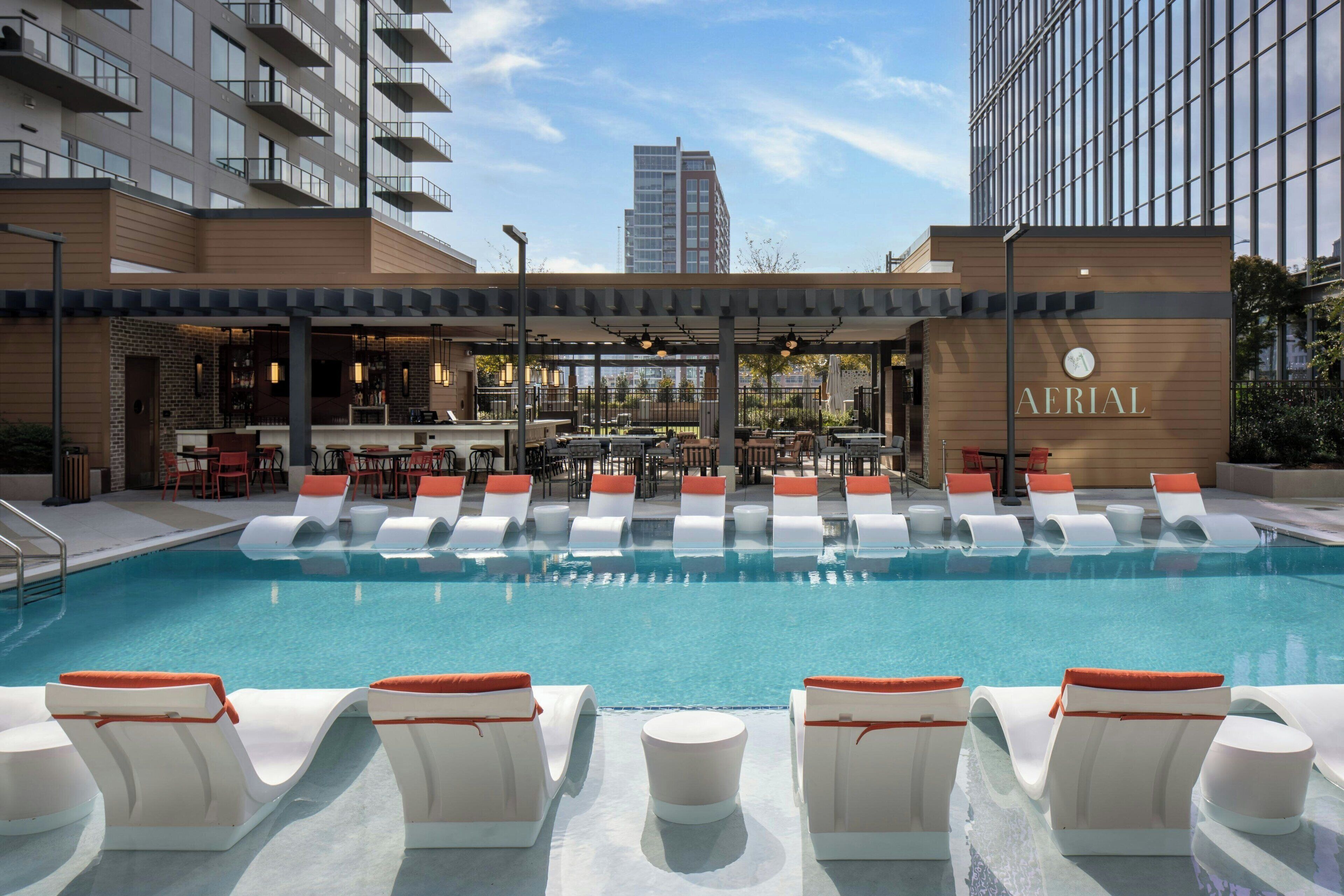 حمّام سباحة خارجي، كبائن (بتكلفة إضافية)، مقاعد للتشمس