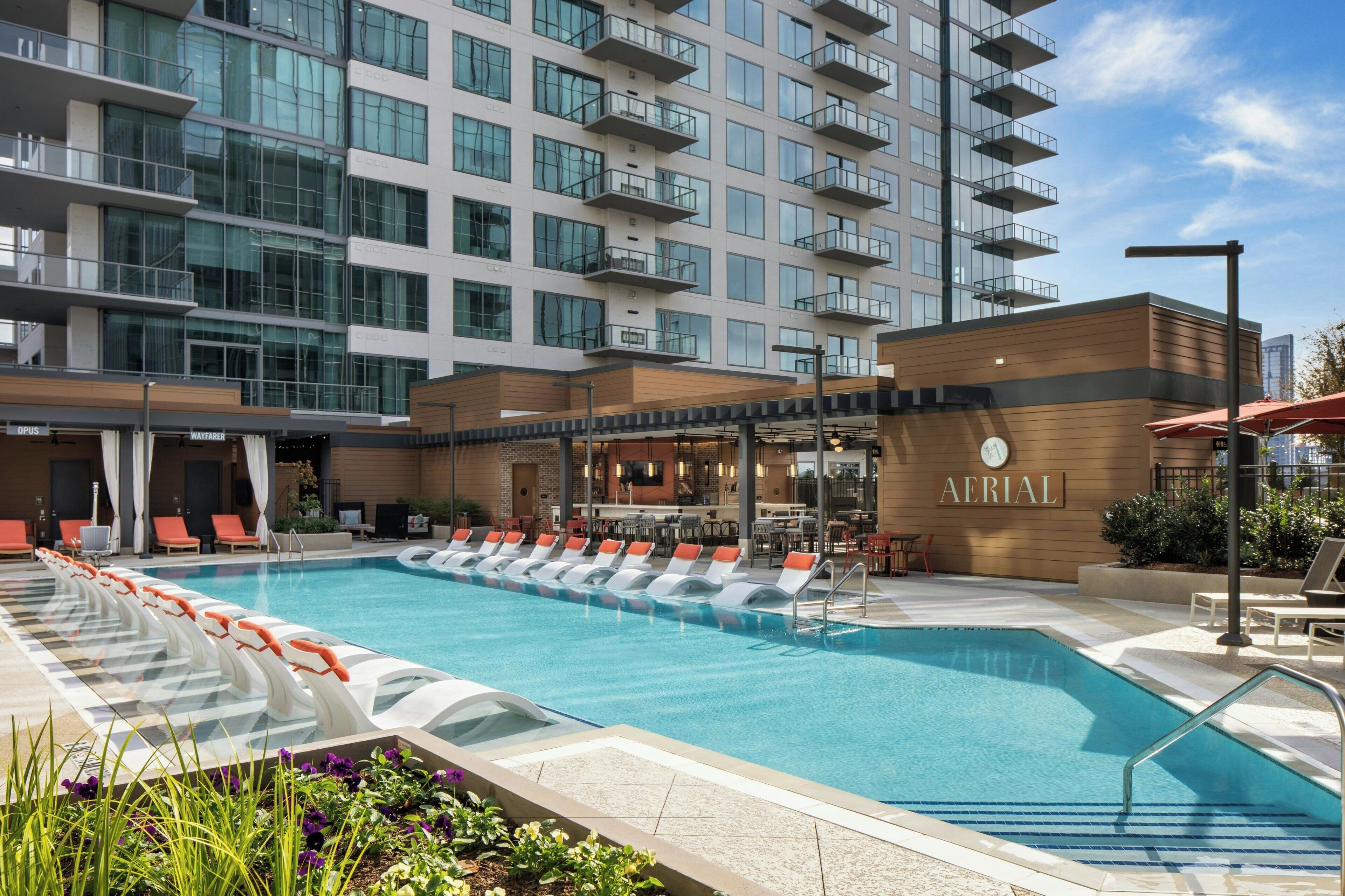 Piscina externa, barracas, espreguiçadeiras