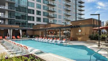 Piscina a l'aire lliure, cabanes (de pagament) i gandules