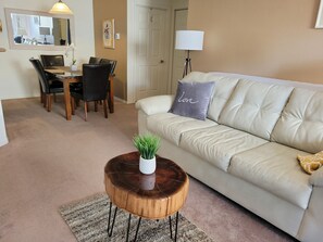 TV - A cute and cozy 1 bedroom,1bathroom condo in the heart of North Phoenix! (Phoenix)