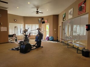 Fitness facility - A cute and cozy 1 bedroom,1bathroom condo in the heart of North Phoenix! (Phoenix)