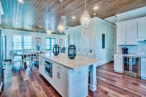 Kylskåp, mikrovågsugn, ugn och spishäll