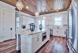 Kylskåp, mikrovågsugn, ugn och spishäll