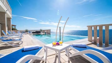 Una piscina al aire libre, una piscina climatizada