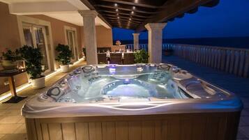 Outdoor spa tub