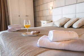 5 bedrooms, iron/ironing board, travel crib, WiFi - VILLA SOFIA see front with pool and hot tub (Čara)