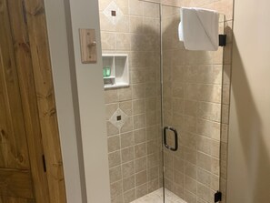 Dusche, Haartrockner, Toilettenpapier