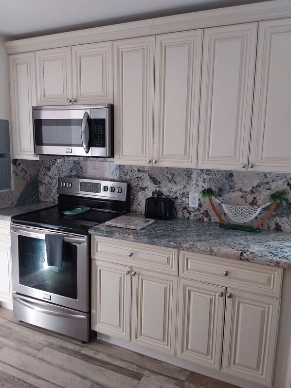 Jääkaappi, mikroaaltouuni, uuni, liesi