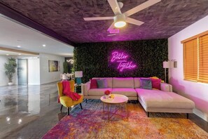 Televisión, Netflix, servicios de streaming y oficina 