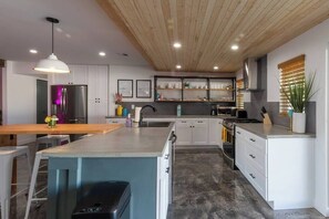 Réfrigérateur, four à micro-ondes, un four, surface de cuisson