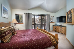 4 bedrooms, iron/ironing board, internet, bed sheets