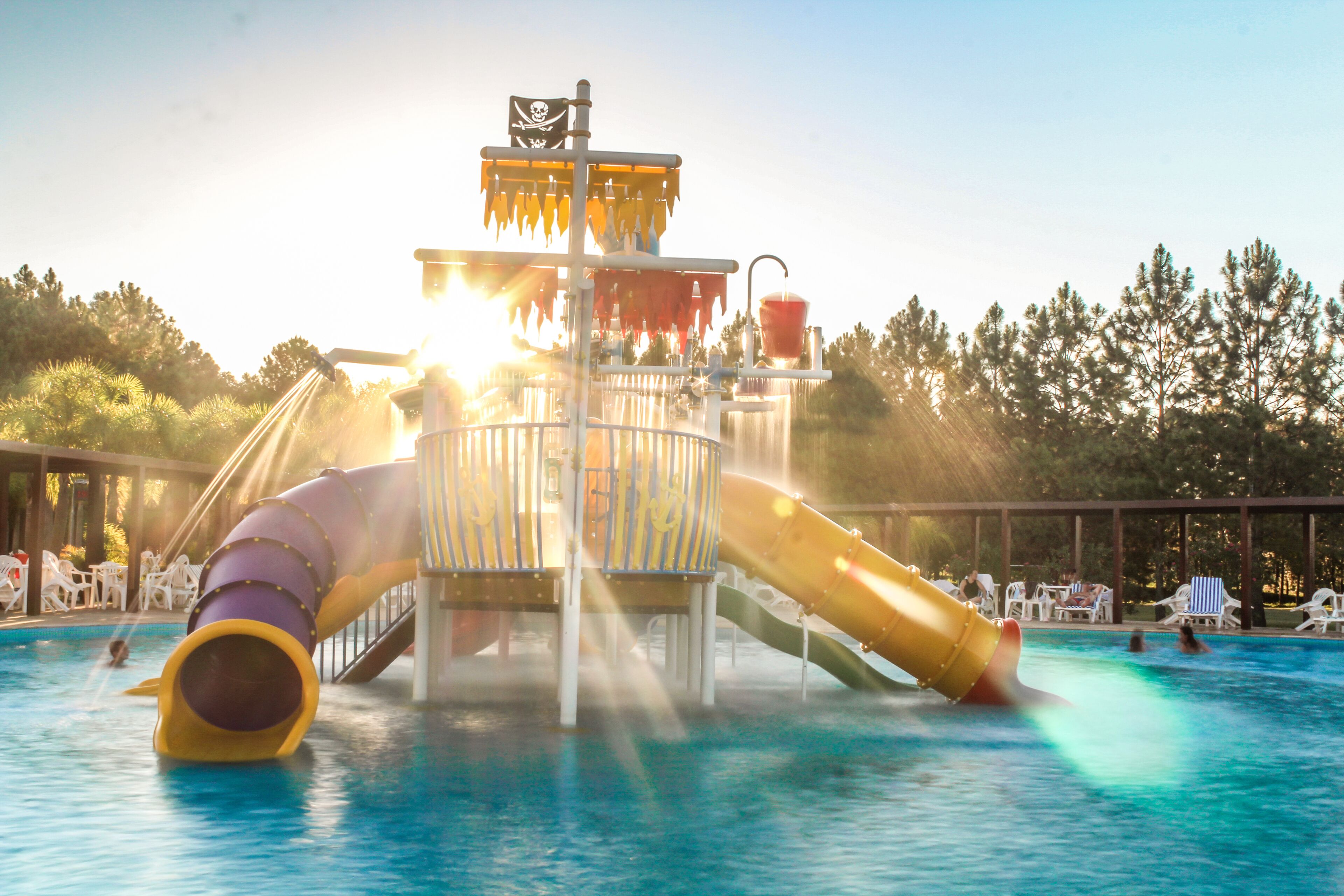 Una piscina al aire libre de temporada