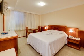 Minibar, bureau, espace de travail pour ordinateur portable