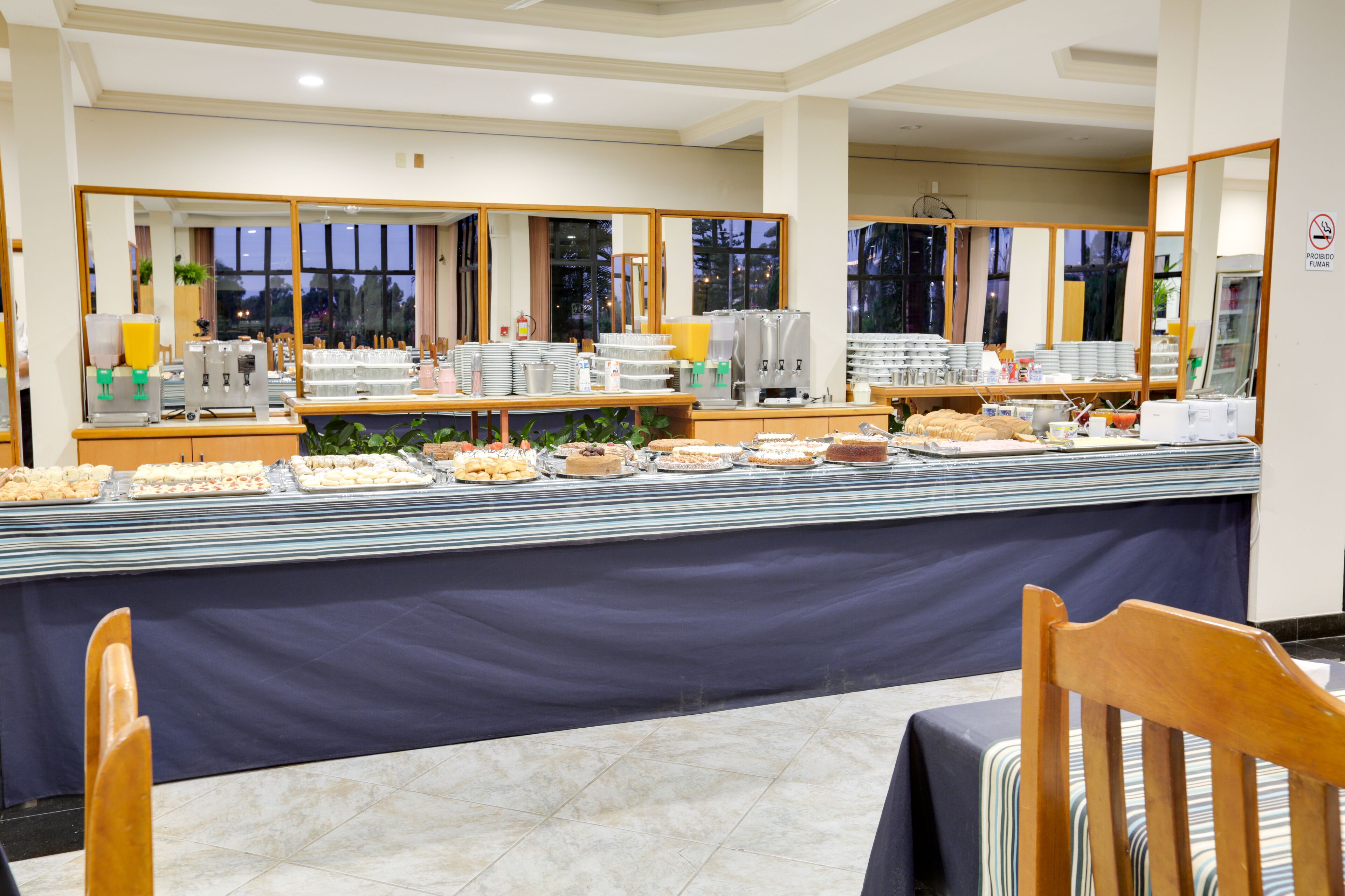 Montaje de bufé con diferentes alimentos y una estación de café.