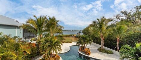 Lämmitetty uima-allas