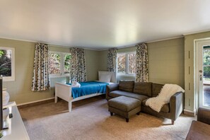 TV - Two Mile Bay Getaway – Comfort & Convenience with Wi-Fi (Taupo)