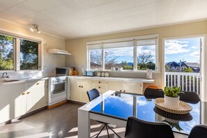 Fridge, microwave, oven, stovetop - Two Mile Bay Getaway – Comfort & Convenience with Wi-Fi (Taupo)