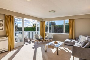 TV - Two Mile Bay Getaway – Comfort & Convenience with Wi-Fi (Taupo)