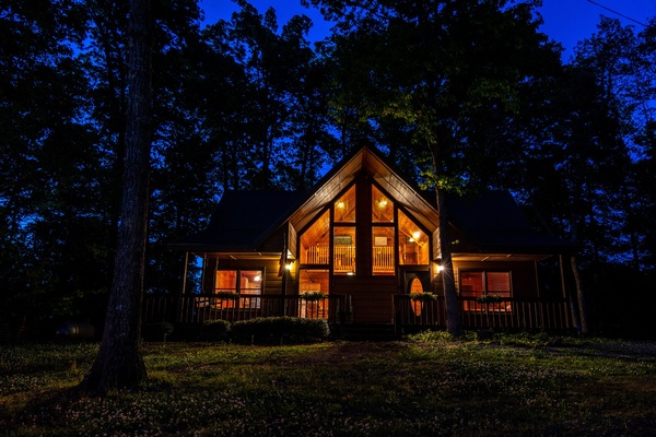 Comfy Cozy Mountain cabin at night under the stars