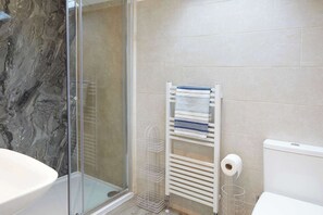 Baignoire, sèche-cheveux, serviettes fournies
