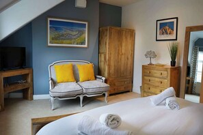 3 bedrooms, iron/ironing board, travel cot, WiFi - Fermain Apartment - Spacious cosy duplex apartment - Sleeps 5 (Filey)