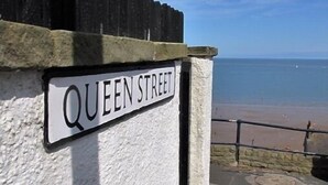 A street sign for Queen Street. - Sunbeam Cottage - 3 bedroom traditional cottage - Straight off the beach (Filey)