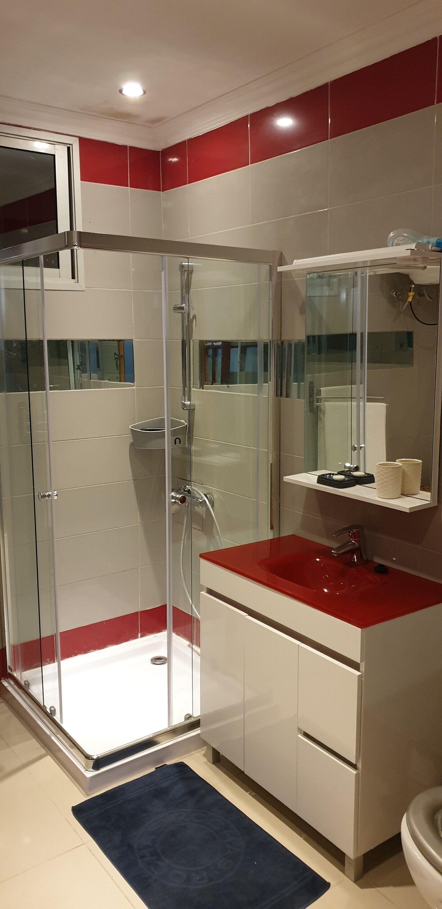 Combined shower/bathtub, towels, toilet paper