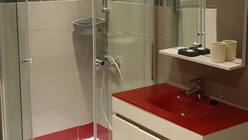 Combined shower/bathtub, towels, toilet paper