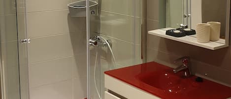 Kombination af bruser/badekar, håndklæder, Toiletpapir