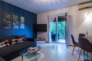 TV, caminetto, tavolo da ping pong