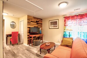 Smart TV - COMFY HIDE-OUT (SLEEPS 6) (Stonecrest)