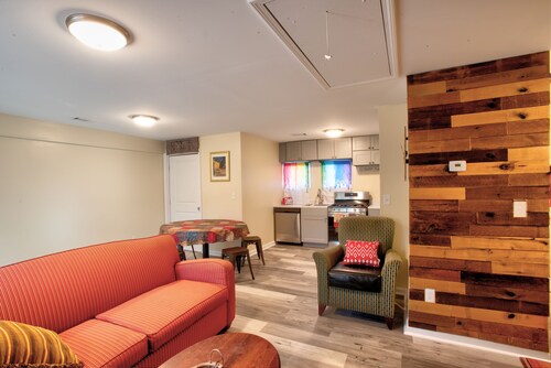 COMFY HIDE-OUT (SLEEPS 6)