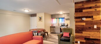 COMFY HIDE-OUT (SLEEPS 6)