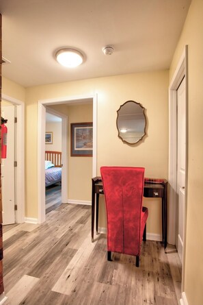 2 bedrooms, iron/ironing board, WiFi, bed sheets - COMFY HIDE-OUT (SLEEPS 6) (Stonecrest)