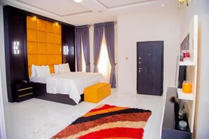 6 quartos, ferros/tábuas de passar roupa, Wi-Fi de cortesia