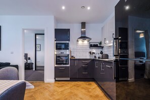Full-sized fridge, microwave, oven, stovetop - Hilltop Serviced Apartments - Ancoats (Manchester)