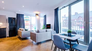 Standard Apartment, 2 Bedrooms, 2 Bathrooms | Area keluarga | Smart TV 40-inci dengan saluran TV digital, TV, dan Netflix