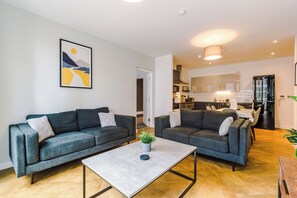 40-inch Smart TV with digital channels, TV, Netflix - Hilltop Serviced Apartments - Ancoats (Manchester)