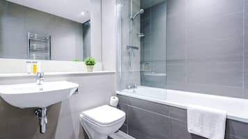 Combined shower/tub, free toiletries, hair dryer, towels